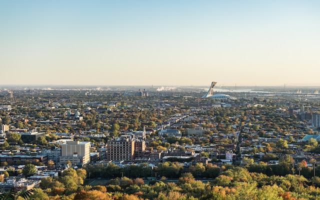 Lors de l'achat d'un condo à Montréal, le choix de l'emplacement et du quartier est primordial pour une réussite à long terme.